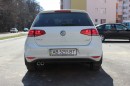 VW Golf VII белый вид сзади